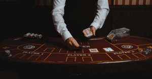 Kartové hry v online kasínach - krupiér